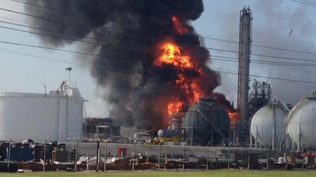 Explozie la o rafinărie din SUA: Cel puţin şase răniţi, în urma incendiului declanşat