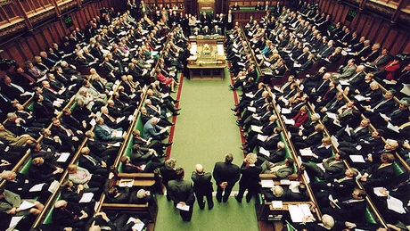 Mai mulţi parlamentari britanici sunt acuzaţi de corupţie, după câteva anchete jurnalistice