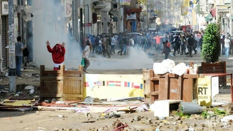 Poliţia antirevoltă turcă preia controlul asupra Pieţei Taksim