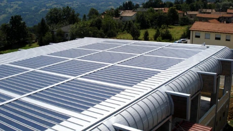 Încă o veste proastă pentru oamenii care şi-au montat panouri solare acasă: scade dramatic cantitatea de energie care se poate vinde în reţea