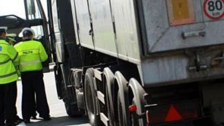 Mărfuri de un milion de lei, blocate de poliţişti după controale la tiruri şi centre comerciale