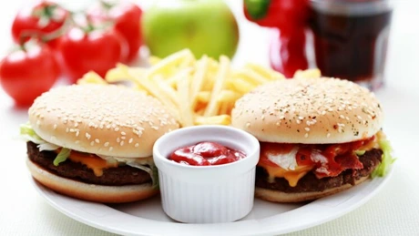 Fiţi pregătiţi! Ce ar putea să intre în compoziţia hamburgerilor şi cârnaţilor