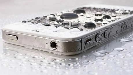 Cum îţi transformi smartphone-ul în unul rezistent la apă VIDEO