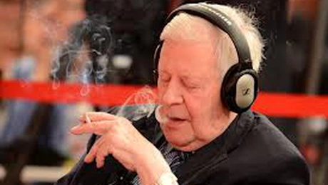 La 94 de ani, fostul cancelar Helmut Schmidt şi-a făcut stocuri de ţigări mentolate de 7.000 euro