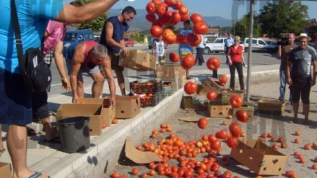 Războiul legumelor: Românii fac legea în pieţele bulgăreşti. Vecinii promit represalii
