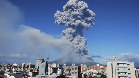 Erupţie spectaculoasă a unui vulcan în Japonia