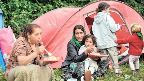 Aproximativ 15.000-20.000 de romi, majoritatea români şi bulgari, trăiesc în Franţa
