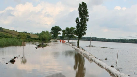 Autorităţile analizează posibilitatea declarării unui cod portocaliu de inundaţii
