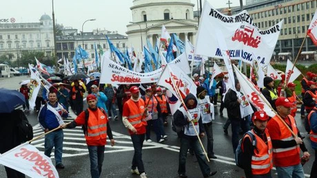 Zeci de mii de sindicalişti manifestează la Varşovia împotriva guvernului Tusk