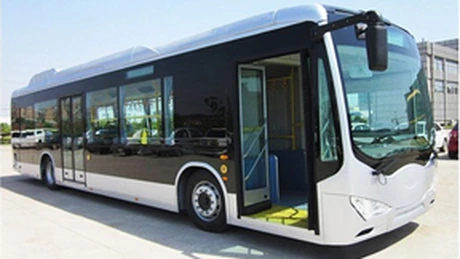 Un autobuz electric din China circulă, de vineri, pe o linie de transport în comun din Timişoara