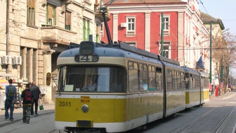 Primarul Timişoarei aruncă 20 de milioane de euro pe reparaţia de tramvaie vechi de 50 de ani