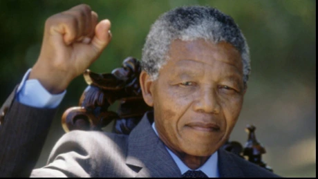 Corpul neînsufleţit al lui Nelson Mandela a fost adus la Qunu, unde va fi înmormântat duminică