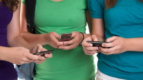 Cât au vorbit românii la telefonul mobil şi câte SMS-uri au trimis, în primele şase luni din 2013