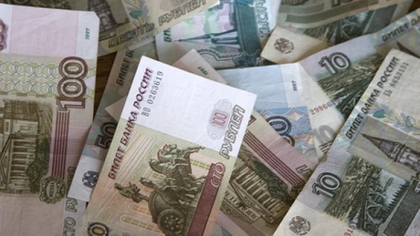 Rubla rusească îşi continuă deprecierea. A trecut pragul de 49 de unităţi pentru un euro