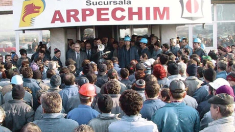 Foști angajați ai OMV Petrom care au de restituit bani companiei protestează în Piteşti