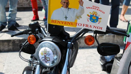Licitaţie la Paris: Papa îşi vinde motocicleta Harley-Davidson