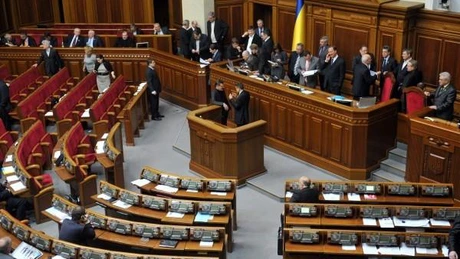 Bătaie în parlamentul ucrainean, după interzicerea utilizării forţei împotriva manifestanţilor
