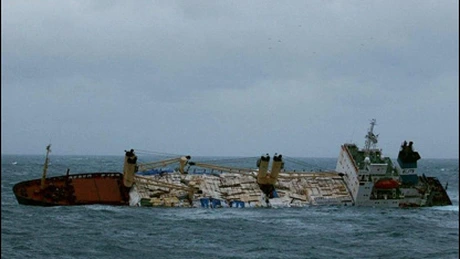 Zeci de tone de carburant s-au scurs în Oceanul Atlantic după eşuarea unei nave în Franţa