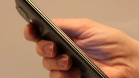 FaceUp, prima aplicaţie de telefonie mobilă care ajută la detaşarea de smartphone