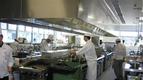Nereguli găsite de inspectorii CRPC în bucătăria unui hotel de cinci stele din centrul Braşovului