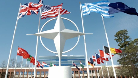 SUA solicită membrilor europeni ai NATO să-şi sporească cheltuielile militare, pentru a face faţă Rusiei