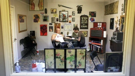 Reguli mai aspre de funcţionare pentru saloanele de tatuaje şi piercing