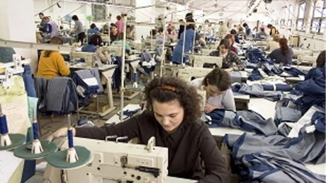 Tot mai mulţi angajaţi din textile abandonează munca multă pe bani puţini, oricât de disperaţi ar fi