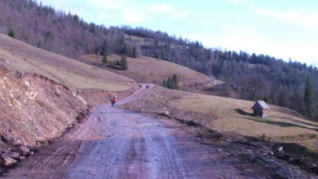 Firma care executa modernizarea drumului spre Gheţarul de la Scărişoara a intrat în insolvenţă