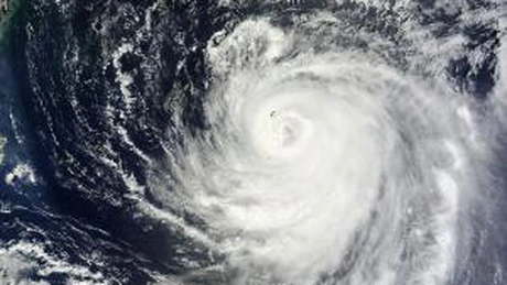 Alertă roşie şi peste 400 de zboruri anulate, din cauza apropierii taifunului Halong