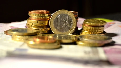 Cursul euro se va învârti în jurul a 4,44 lei anul viitor, potrivit Erste Group Research