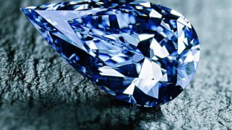 Record mondial: Un diamant albastru a fost vândut pentru 32,6 milioane de dolari