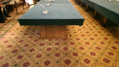 Guvernul a tăiat la propriu masa de şedinţe de la Victoria, după ce numărul miniştrilor a scăzut