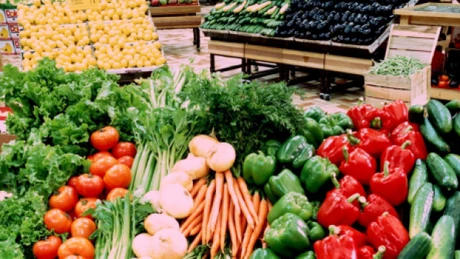 Retailerii FMCG din România nu comercializează fructe şi legume autohtone din agricultura ecologică - studiu