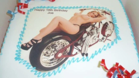 Turism: În Germania se interzice fetelor să iasă goale din torturi gigantice la petrecerile din Alpi