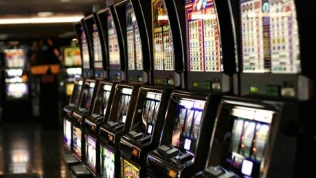 Jocurile slot machine, legale doar în cazinouri şi agenţii ale Loteriei Române