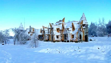 Un bucureştean a ridicat un castel din lut în judeţul Sibiu şi caută un partener pentru finalizarea investiţiei