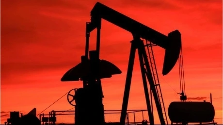 Petrolul îşi reia declinul abrupt şi ajunge sub 43 de dolari pe baril în SUA