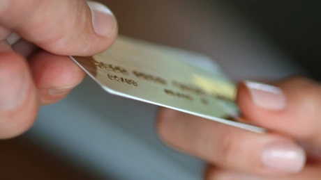 Jumătate dintre plăţile cu cardul făcute de români în străinătate au fost sub 20 de euro, în vară