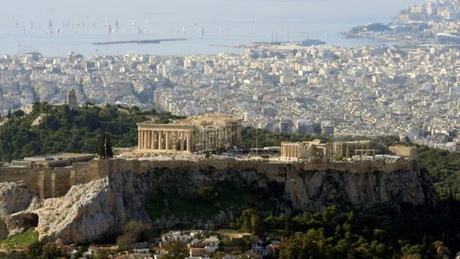 Grecii îşi retrag banii din bănci. Ieşirile zilnice au ajuns chiar şi la 300 milioane euro