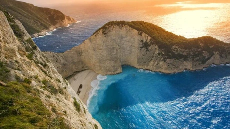 Grecii vor să-şi salveze pielea pe buzunarul turiştilor: vacanţele în insule s-ar scumpi cu până la 23%