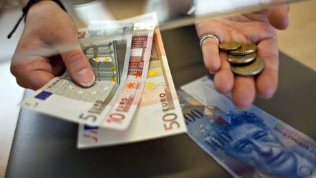 Mitingul clienţilor cu credite în franci elveţieni s-a încheiat. Protestatarii vor depune, luni, un memoriu la Guvern