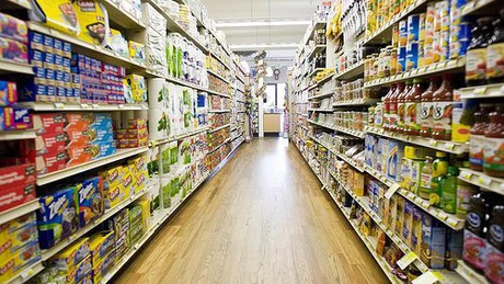 Propunere: Supermarketurile să doneze unor ONG umanitare alimentele aflate la expirare