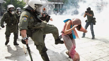 Grecia: Incidente violente în Piaţa Syntagma la începutul dezbaterii parlamentare