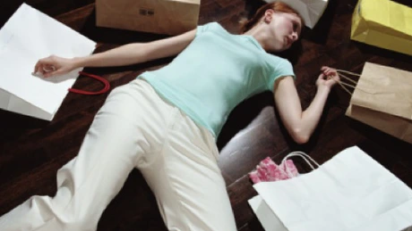 Mania de a cumpăra fără discernământ se tratează la psiholog. De ce apare şi cât costă tratamentul