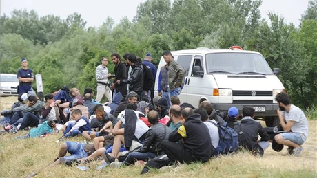 Ungaria a interceptat într-o singură zi peste 2.000 de refugiaţi. Alţi 7.800 sunt în Serbia, în drum către UE