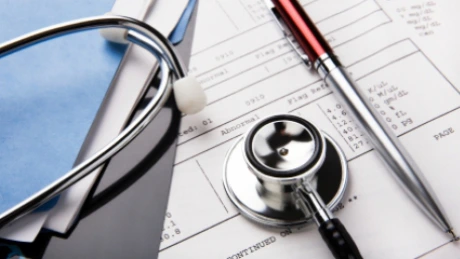 Transparency International se opune legalizării plăţilor informale făcute de pacienţi către medici