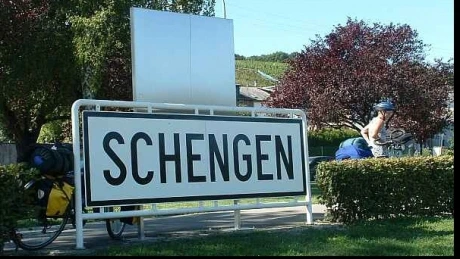 Angela Merkel avertizează că actuala criză a imigranţilor ar putea pune zona Schengen sub semnul întrebării