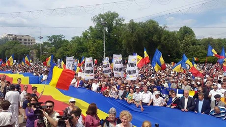 R. Moldova: Protestele de la Chişinău continuă cu pichetarea sediilor preşedinţiei, guvernului şi parlamentului