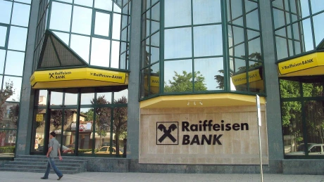 Raiffeisen Bank a suspendat în instanţă plata amenzii de 100.000 de lei aplicată de ANPC prin plângerea depusă la Judecătoria Sectorului 1