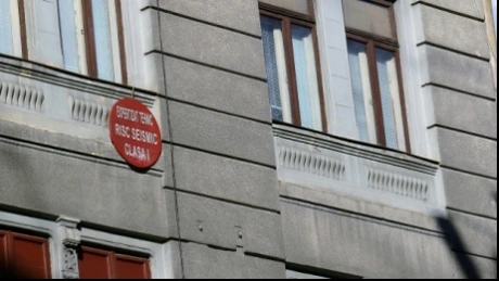 Iohannis a promulgat legea care interzice activități în clădiri cu bulină roșie și amendarea celor care nu le consolidează